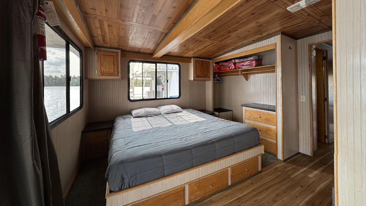 60′ Cruiser Lake Vermilion Houseboats Houseboat Rentals